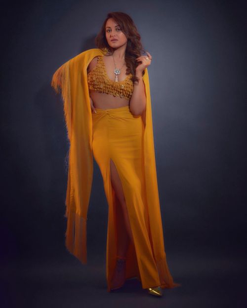 Sonakshi Sinha seen in Yellow Outfit Designed by Arpita Mehta Photos, Mar 2023 4