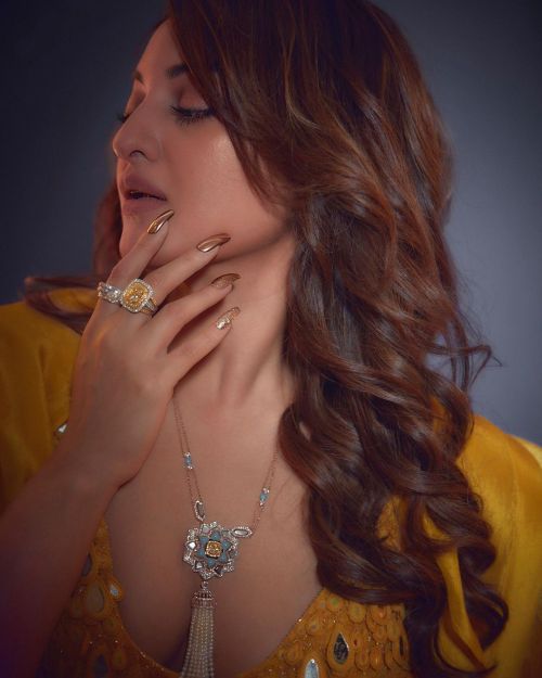 Sonakshi Sinha seen in Yellow Outfit Designed by Arpita Mehta Photos, Mar 2023 5