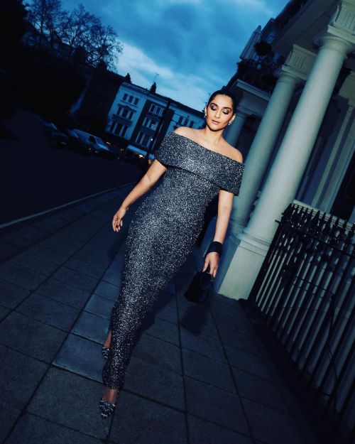 Sonam Kapoor ready for a night with out to launch Author Amish Tripathi War of Lanka, Mar 2023 2
