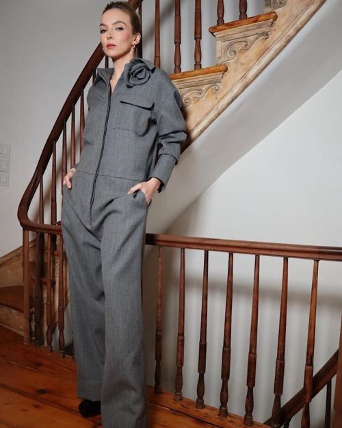 Jodie Comer Stuns in Grey Outfit on Instagram