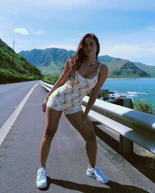 Alessa Quizon Stuns in Short Dress & White Boots: Instagram Pics 06/26/2023 3