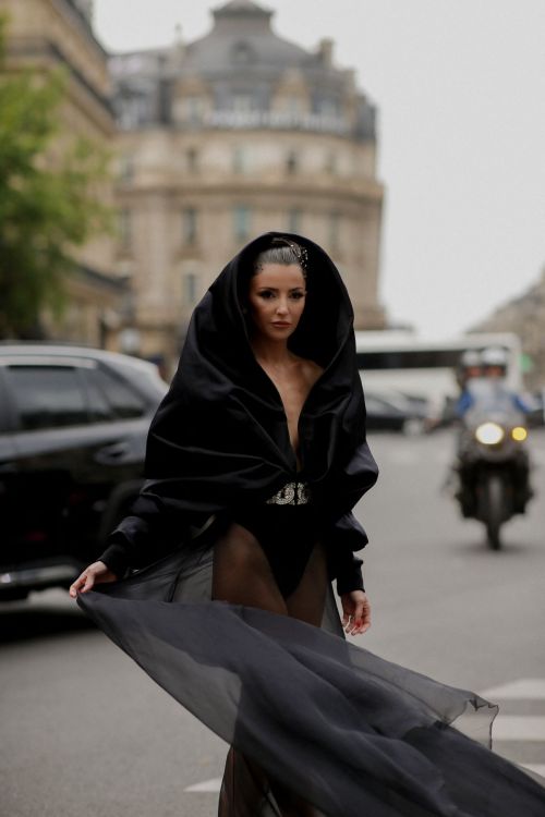 Alexandra Pereira Attends Stephane Rolland Fall/Winter 23-24 Haute Couture Show in Paris 07/04/2023 1
