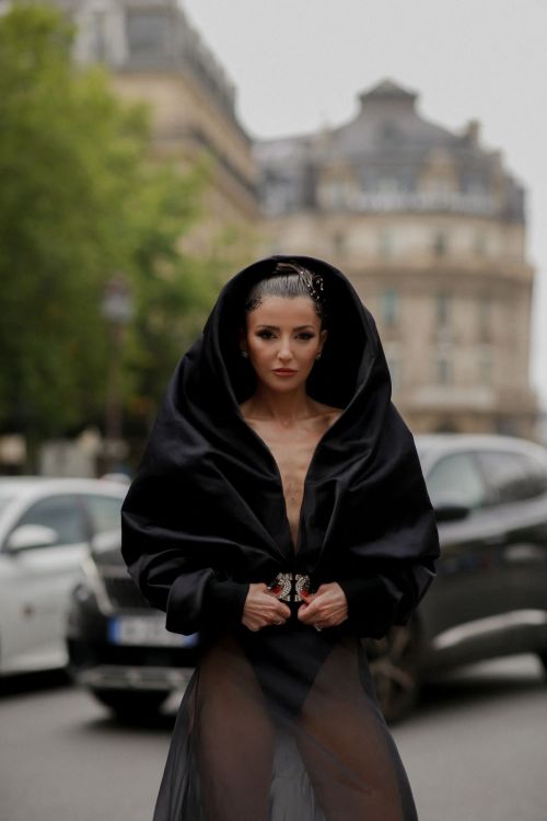 Alexandra Pereira Attends Stephane Rolland Fall/Winter 23-24 Haute Couture Show in Paris 07/04/2023 2