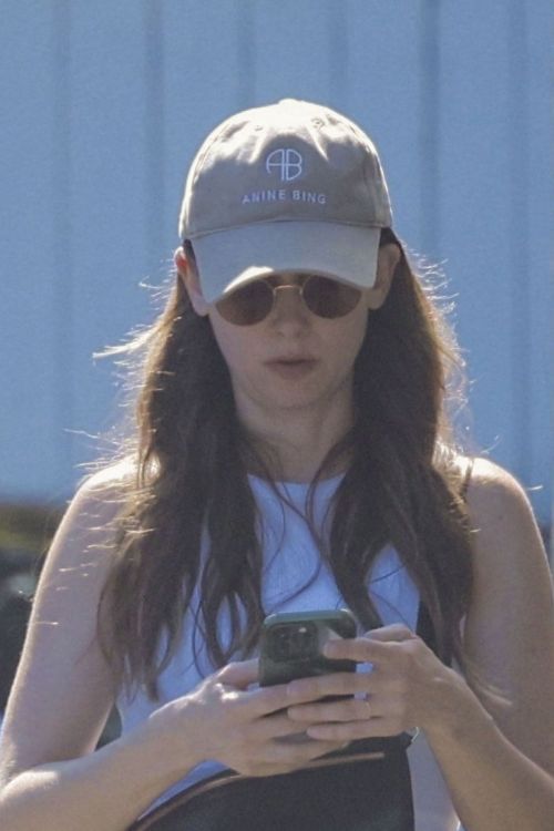 Alison Brie Shopping at Gelson Market in Los Feliz 1