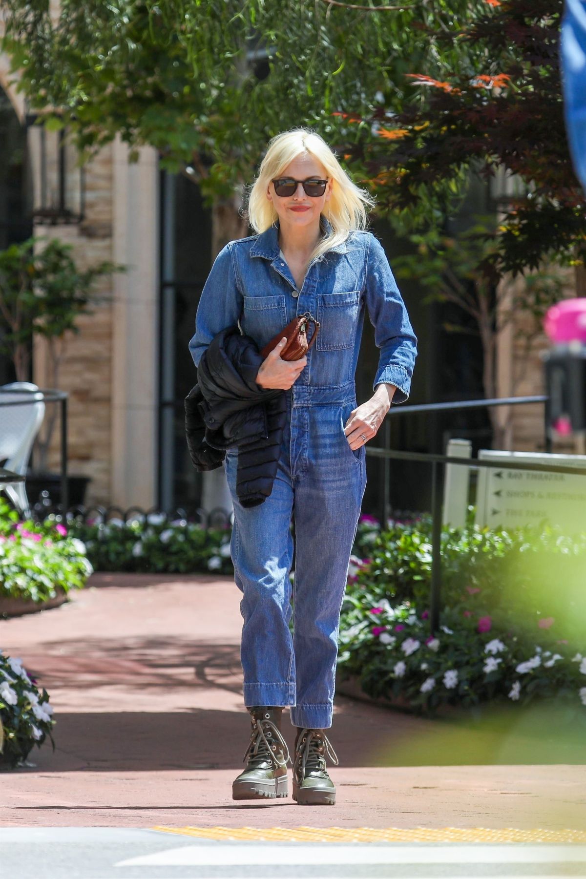 Anna Faris on a Coffee Date with Friends in Los Angeles 07/20/2023