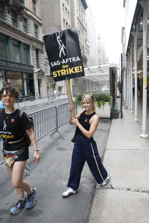 AnnaSophia Robb Joins SAG-AFTRA Strike in New York 1