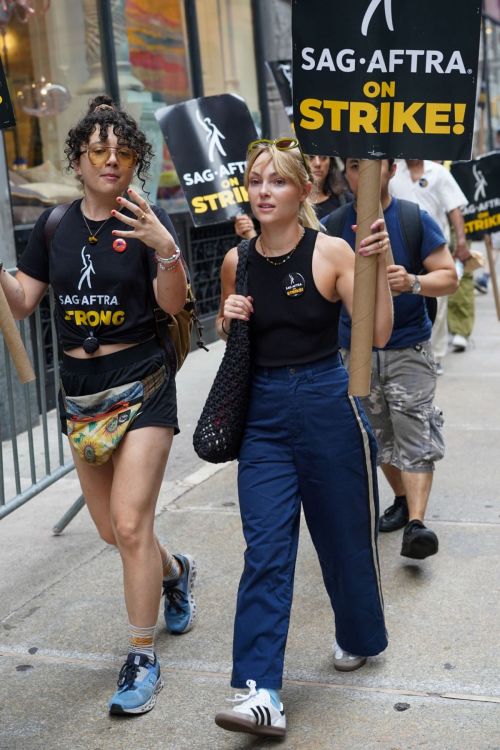 AnnaSophia Robb Joins SAG-AFTRA Strike in New York 3