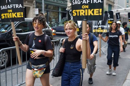 AnnaSophia Robb Joins SAG-AFTRA Strike in New York 4