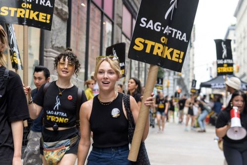 AnnaSophia Robb Joins SAG-AFTRA Strike in New York 5