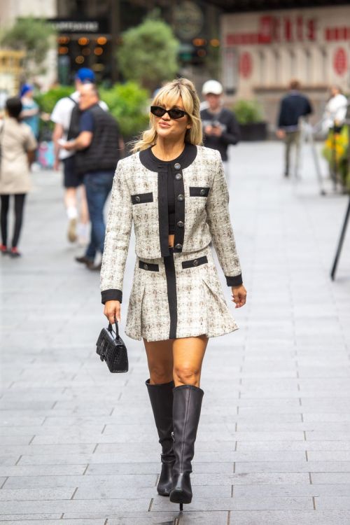 Ashley Roberts: Stunning Style Statement with Black Boots and Flashed Legs 06/26/2023 6