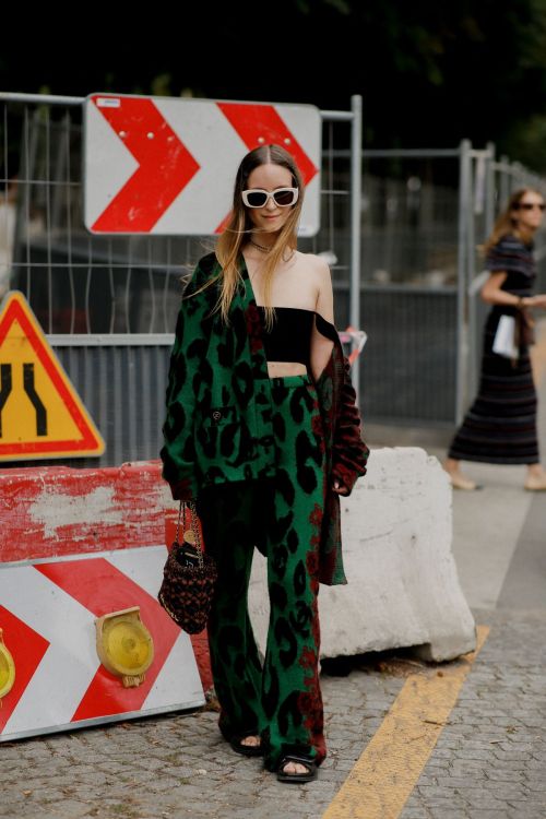 Charlotte Goeneveld Arrives at Chanel Fall Winter 23-24 Haute Couture Show in Paris 1