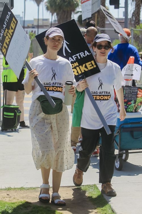 Elizabeth Reaser at SAG-AFTRA Strike in Los Angeles 4