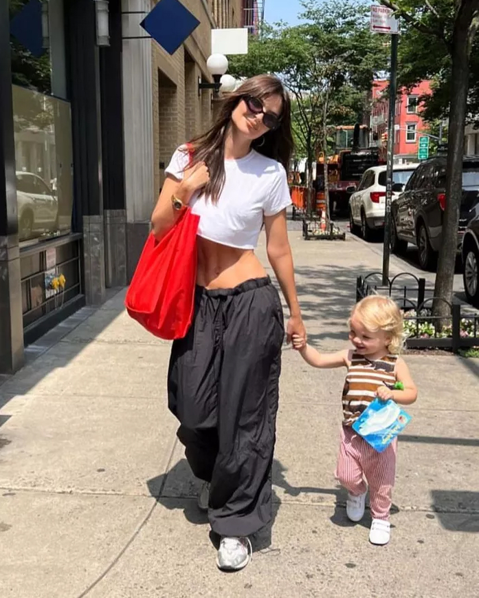 Emily Ratajkowski Embraces the Low-Rise Pants Trend in Her Signature Style