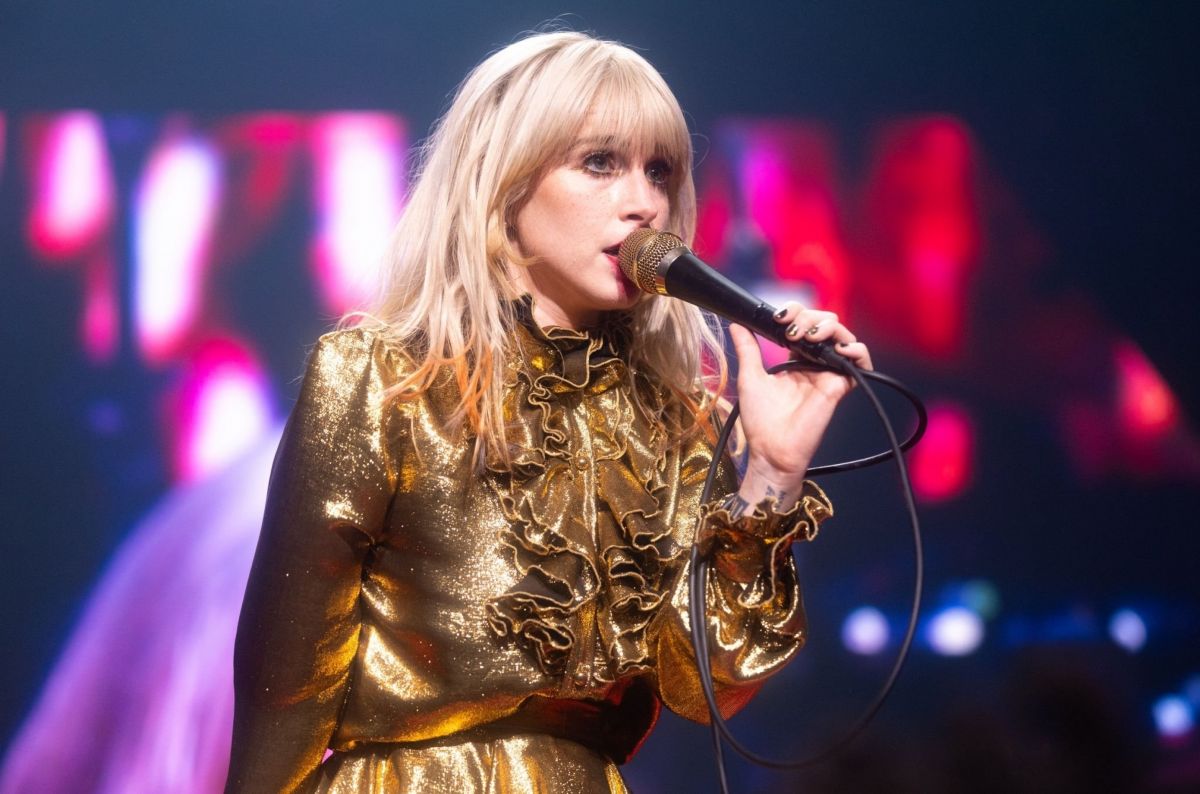 Hayley Williams Performs at Paramore's 