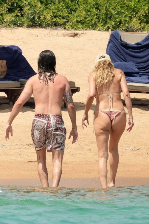 Heidi Klum in Bikini at a Beach in Porto Cervo 07/16/2023 3
