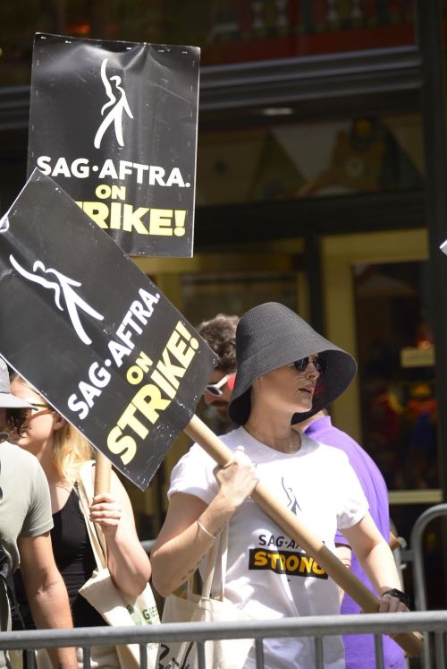 Jaimie Alexander Supports SAG-AFTRA Picket Line in New York 3