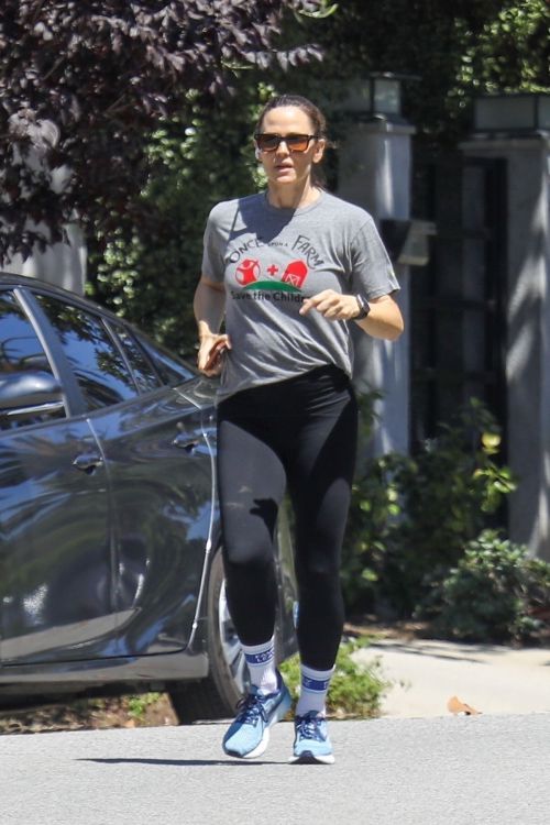 Jennifer Garner Out Jogging with a Friend in Brentwood 3