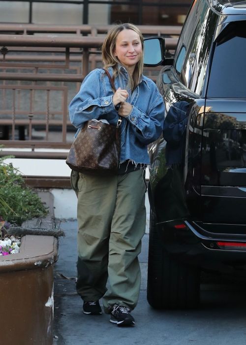 Jennifer Meyer Enjoys Sushi at Park in West Hollywood 5