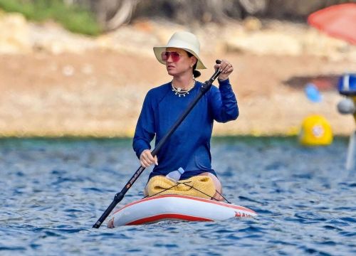 Katy Perry Paddle Boarding on Vacation in St. Tropez on 07/18/2023 4