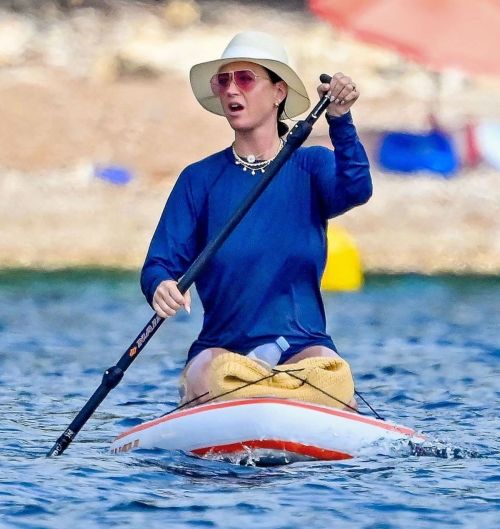 Katy Perry Paddle Boarding on Vacation in St. Tropez on 07/18/2023 5