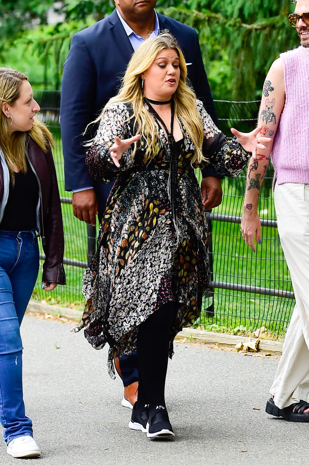 Kelly Clarkson Out with Friends in NYC