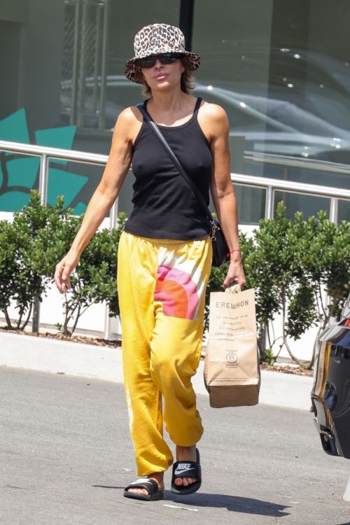 Lisa Rinna Shopping at Erewhon Market in Los Angeles 1