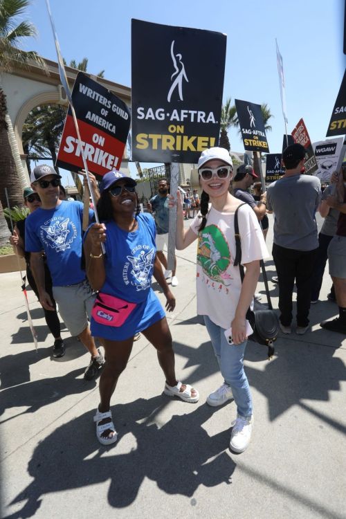 Miranda Cosgrove Supports SAG-AFTRA Union Strike 4
