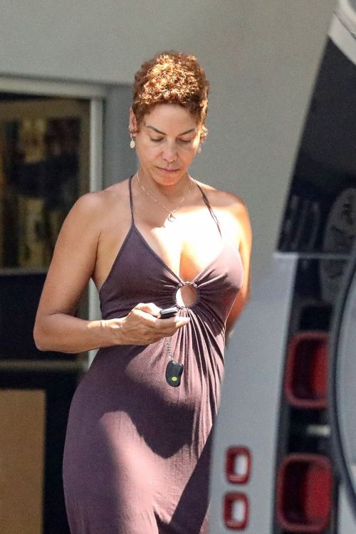 Nicole Murphy at a Dry Cleaners in Beverly Hills 07/17/2023 1