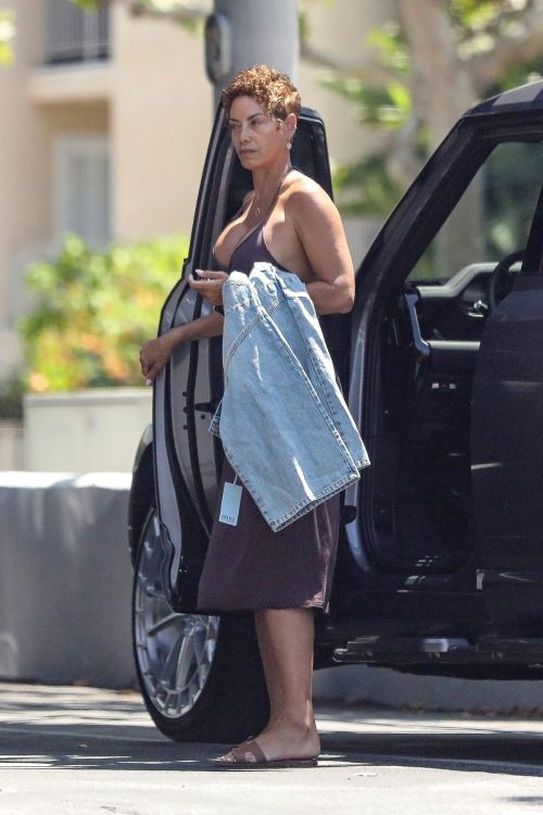 Nicole Murphy at a Dry Cleaners in Beverly Hills 07/17/2023 3