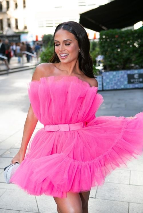 Olivia Hawkins Steals the Spotlight at Barbie Premiere in London with a Dazzling Pink Dress and Flawless Hairstyle! 2