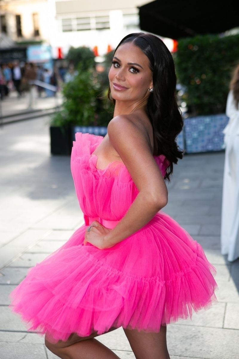 Olivia Hawkins Steals the Spotlight at Barbie Premiere in London with a Dazzling Pink Dress and Flawless Hairstyle!