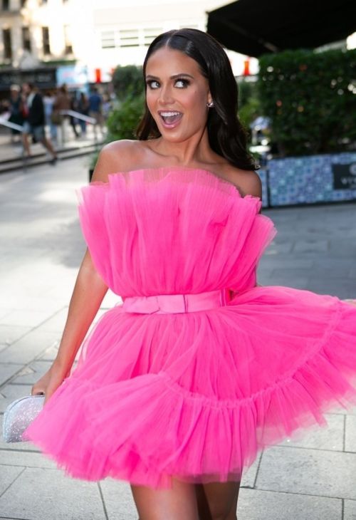 Olivia Hawkins Steals the Spotlight at Barbie Premiere in London with a Dazzling Pink Dress and Flawless Hairstyle! 4