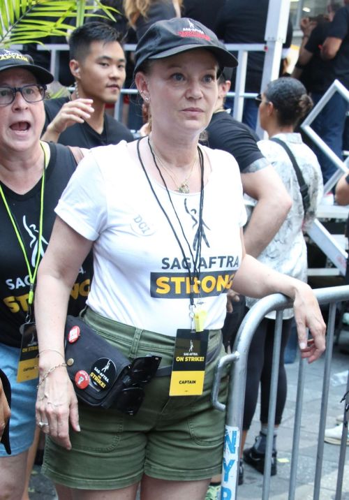 Samantha Mathis at Rock the City for a Fair Contract Rally at Times Square in New York 2