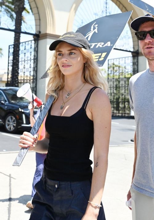 Samara Weaving Supports SAG-AFTRA Strike 06/17/2023 2