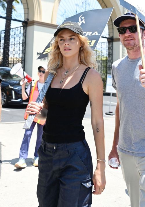 Samara Weaving Supports SAG-AFTRA Strike 06/17/2023 6