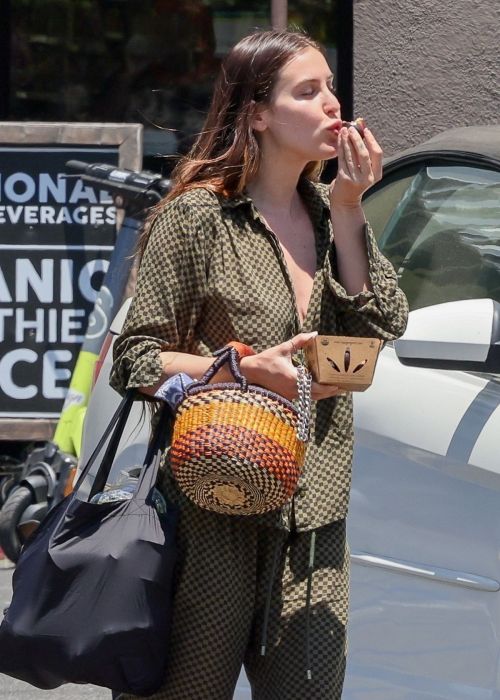 Scout Willis Out for Organic Snack in Silver Lake 07/11/2023 2