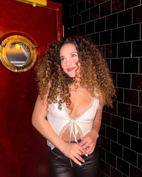 Sofie Dossi slays in stylish top & leather jeans, striking poses in latest Instagram photos 06/25/2023 1