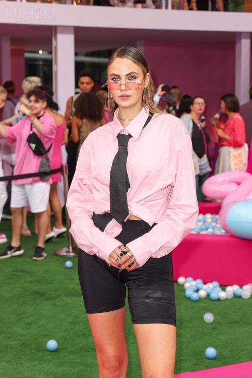 Star-studded Barbie Premiere: Elena Carriere and Kimhnizdo Take the Stage 07/15/2023 5