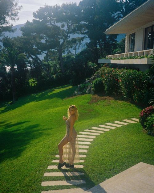 Willow Shields at a Photoshoot 1