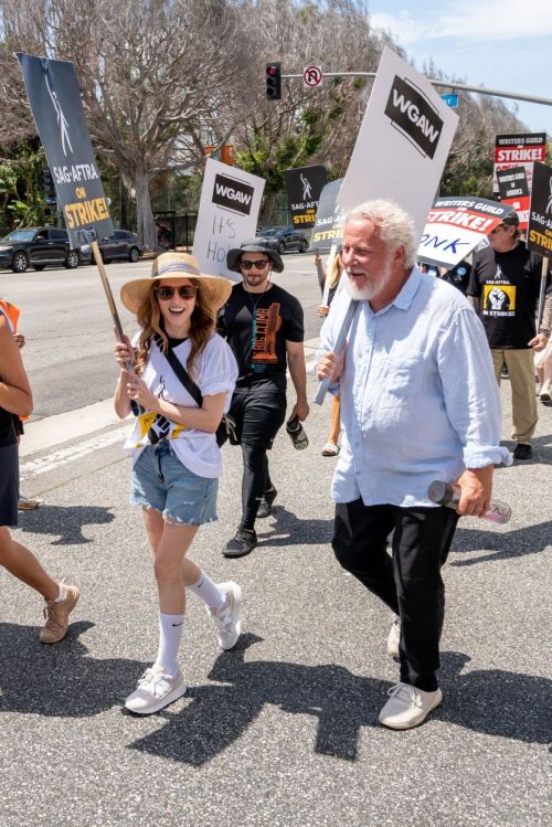 Anna Kendrick at SAG-AFTRA Strike in Los Angeles 4