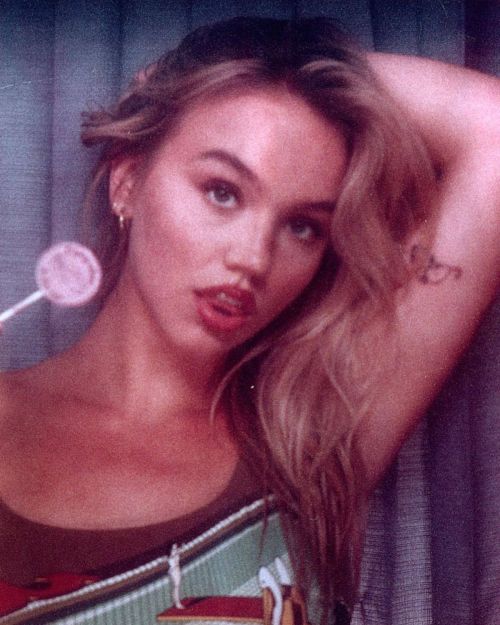 Emma Brooks Poses for a Captivating Photoshoot 07/23/2023 7