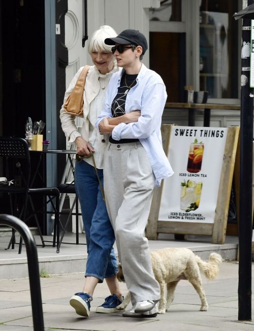 Emma Corrin Out with Her Mum in London 4