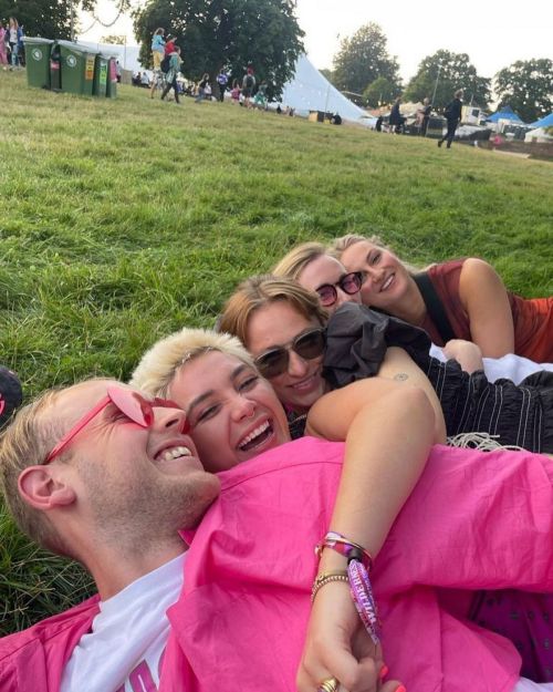 Florence Pugh Enjoys Night Party with Friends and Wears Pink Hat 1