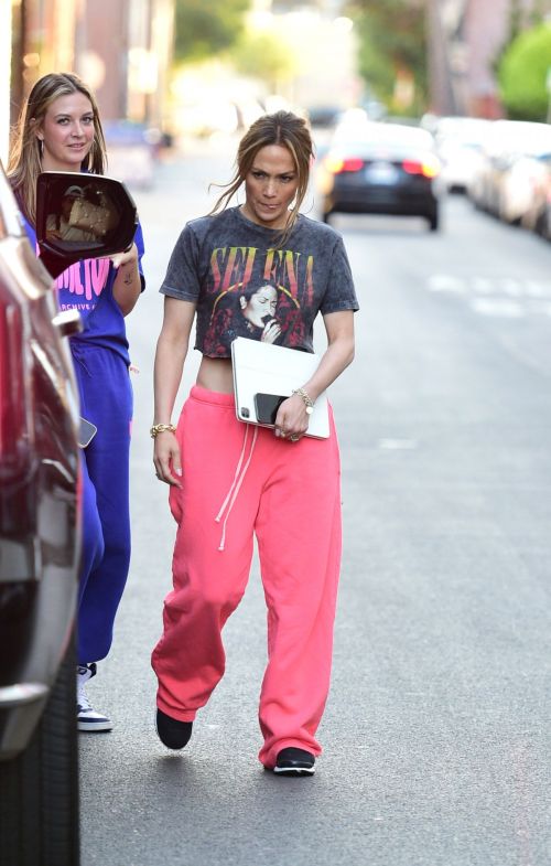 Jennifer Lopez leaves a gym in Los Angeles 2