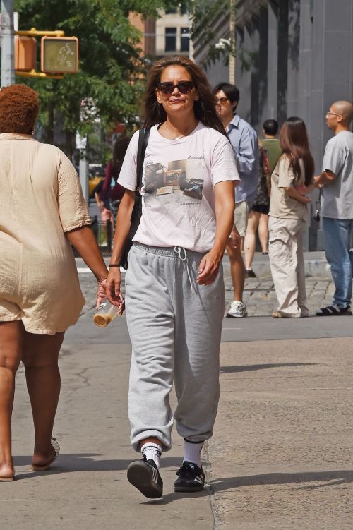 Katie Holmes Out in New York 08/05/2023 3
