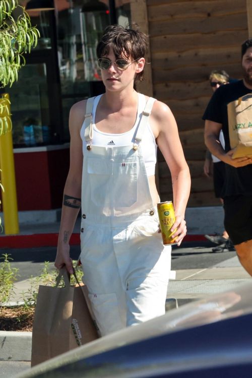 Kristen Stewart Shopping Adventure at Lazy Acres Market in Los Feliz 3