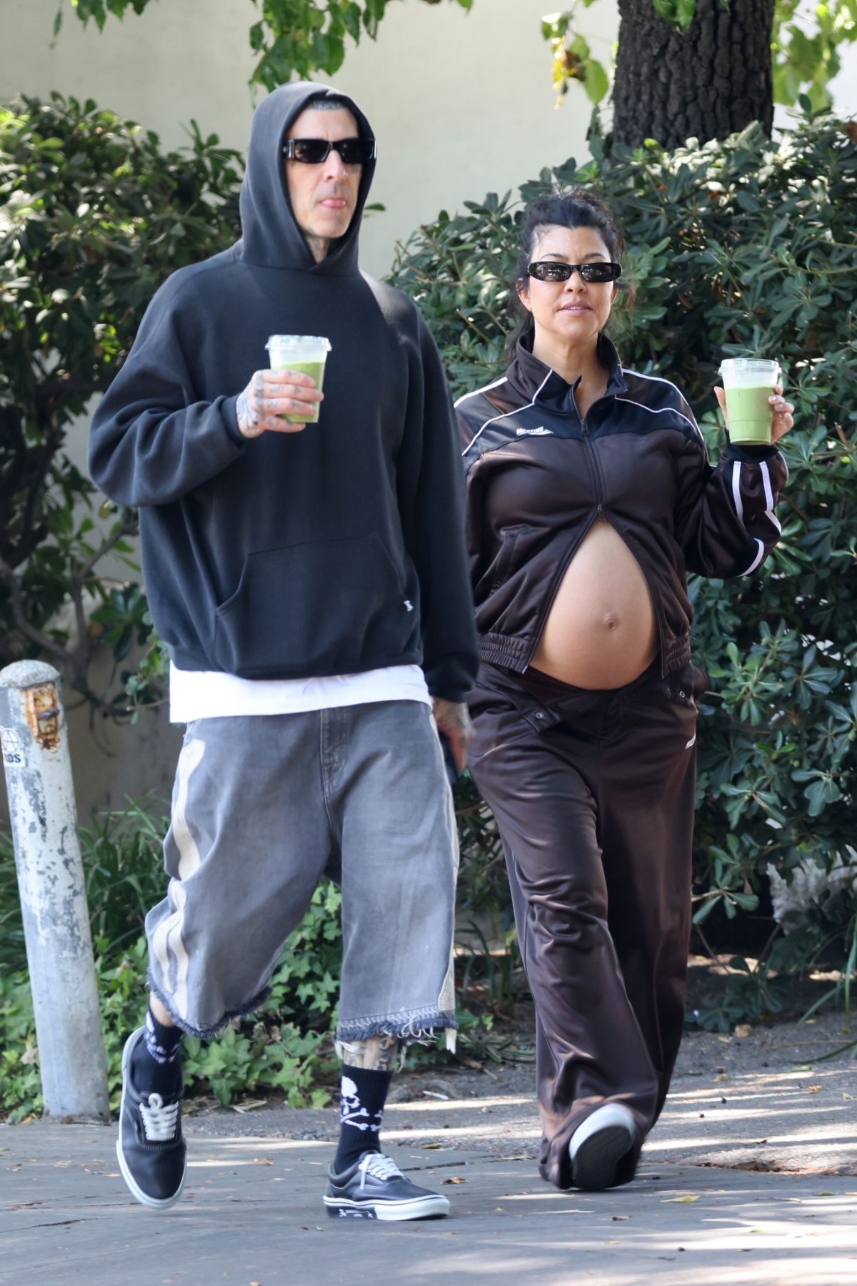 Kourtney Kardashian & Travis Barker Out for Coffee