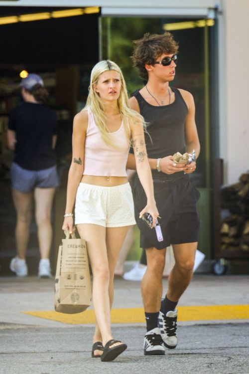 Sami Sheen out with her boyfriend at Erewhon Market 2
