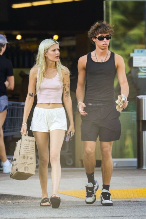 Sami Sheen out with her boyfriend at Erewhon Market 4