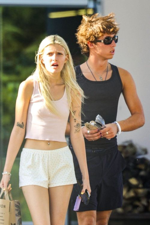 Sami Sheen out with her boyfriend at Erewhon Market 5